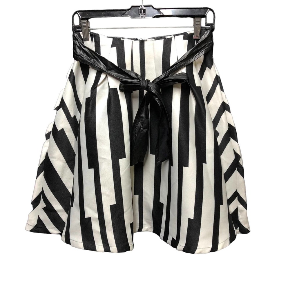Beulah black /white  faux leather trim pleated skirt M